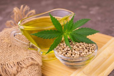 Kenevir tohumu yağı ve kenevir tohumları tahta. Yakın plan..