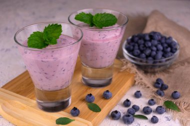 Tahtada iki bardak sağlıklı yaban mersini suyu..