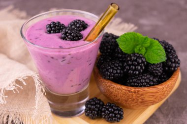 Böğürtlen içeceği. Yukarıdan yakın çekim..