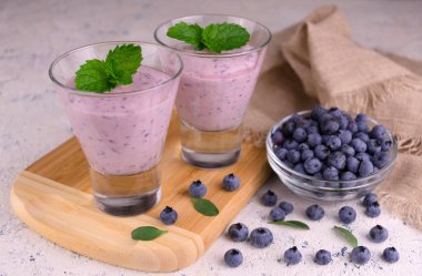 Tahtada iki bardak sağlıklı yabanmersinli içecek..