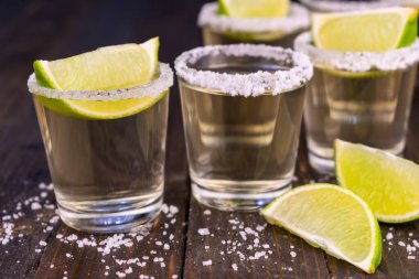  Ahşap bir arka planda limonlu ve tuzlu Meksika tekilası. Yakın plan..