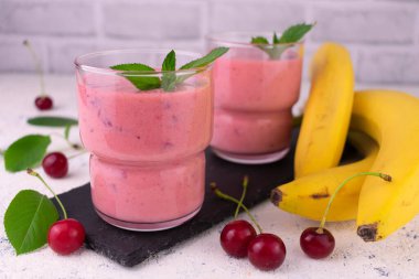 İki bardak muzlu ve vişneli smoothie. Yakın plan..