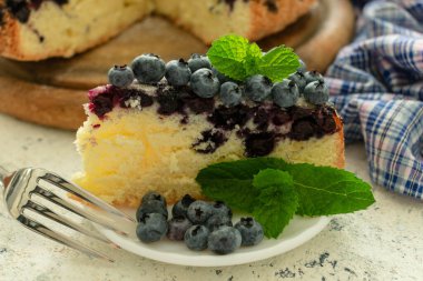 Tabakta bir parça yabanmersinli turta. Yakın plan..