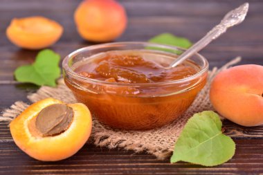 Bir kase ev yapımı kayısı reçeli. Yakın plan..