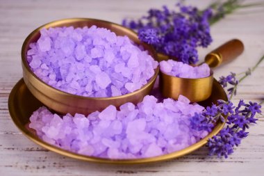Metal bir tabakta kuru lavanta ile kokulu mor banyo tuzu yakın plan..