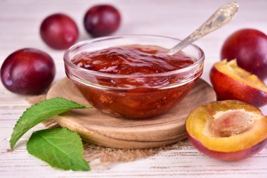 Cam kasede pembe erik reçeli. Yakın plan..