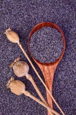 Tahta kaşıkta haşhaş tohumu. Düz yatıyordu. Yakın plan..