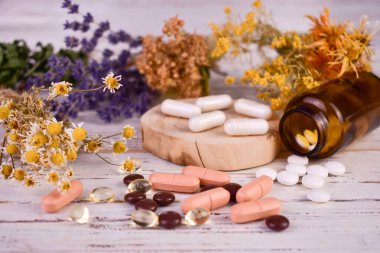 Kurumuş tıbbi bitkilere dayalı tıbbi hazırlıklar. Homeopatik ilaçlar..