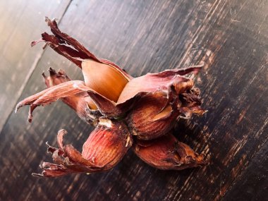 Tahta bir masanın bir dalında üç fındık