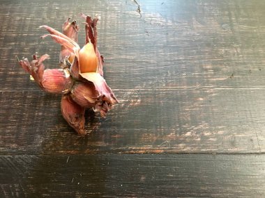 Tahta bir masanın bir dalında üç fındık