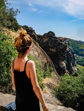 Meteora, Yunanistan 'ın orta kesimindeki bir kaya oluşumudur ve Doğu Ortodoks manastırlarının en büyük ve en hızlı inşa edilen komplekslerinden birine ev sahipliği yapmaktadır..