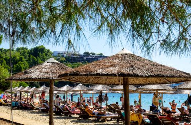 Koukounaria sahilinde tatilciler, Skiathos adası. 