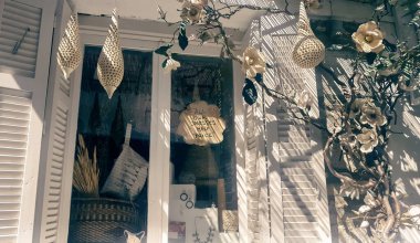 Skiathos 'un tarihi merkezi, aynı isimli şehrin başkentidir. Bölgesinde birçok antik bina korunmuştur. Resimli sokaklar boyunca bir yürüyüş birçok izlenim verecektir..