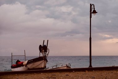 Kasırgadan önce sahilde yalnız bir tekne.