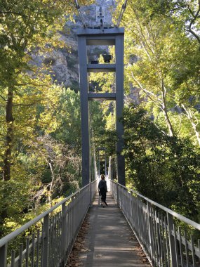 St. Paraskieva Ortodoks Kilisesi. Yunanistan 'ın en yeşil kenti olan Larissa' ya giden yol Pinehos Nehri boyunca uzanan Tempi Vadisi boyunca uzanıyor.. 