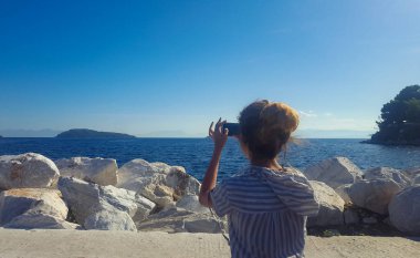 Skiathos 'ta cep telefonuyla resim yapan kız