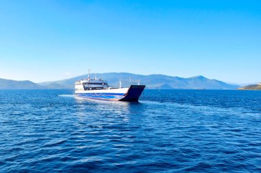 Yunanistan 'daki Skiathos Adası. Deniz mavisi denizdeki limanda beyaz bir gemi.