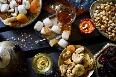 Doğu masası. Kurutulmuş meyve. Fındık, kurutulmuş kayısı, Türk lokumu, hurma, incir, şeker karışımı.. 