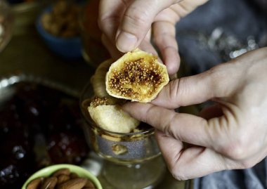 Doğu tatlıları masasının bir parçası olarak ellerim incirli.