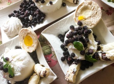 Yaban mersinli ev yapımı dondurma ve beyaz tabakta nane şekeri. 
