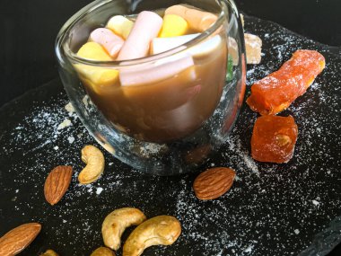 Masada fındık ve cam kahve ile değişik renkte şekerlemeler.