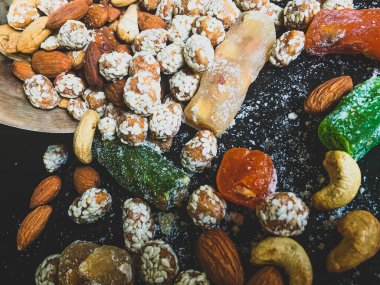 Doğu tatlıları ve kavrulmuş meyveler mum ışığında.