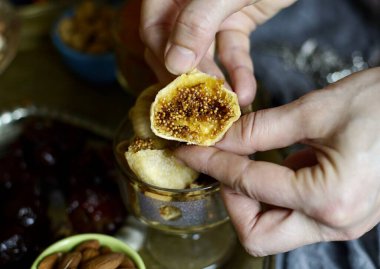 Doğu tatlıları masasının bir parçası olarak ellerim incirli.