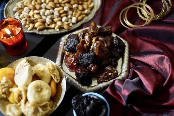 ラーレとトルコ茶のテーブル 東洋のお菓子 ラハド喜び 銅料理と明るい生地を使用して様々なナッツの混合物 — ストック写真