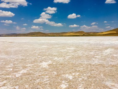 Türkiye 'ye seyahat ederken, Türkiye' de tuz kullanımının% 75 'ini sağlayan tuz gölü Tuz Golu' ya gözlerimizi açtık. Ayrıca krem, şampuan, jel gibi şeylerde de kullanılabilir.