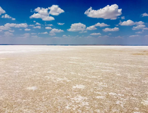 Türkiye 'ye seyahat ederken, Türkiye' de tuz kullanımının% 75 'ini sağlayan tuz gölü Tuz Golu' ya gözlerimizi açtık