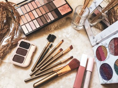 Mermer masaya bir şeyler yap.