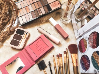 Mermer masaya bir şeyler yap.