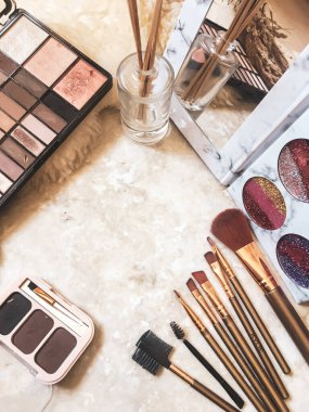 Mermer masaya bir şeyler yap.