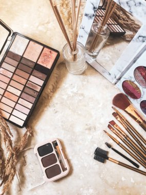 Mermer masaya bir şeyler yap.