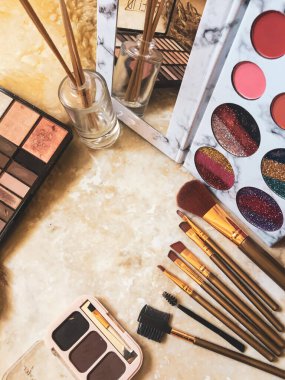 Mermer masaya bir şeyler yap.