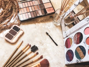 Mermer masaya bir şeyler yap.