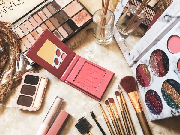 Mermer masaya bir şeyler yap.