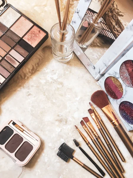 Mermer masaya bir şeyler yap.