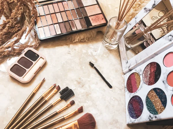 Mermer masaya bir şeyler yap.