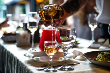 Kutlama işareti olarak bir şişe şampanya.