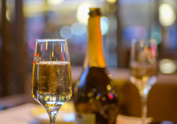 Kutlama işareti olarak bir şişe şampanya.