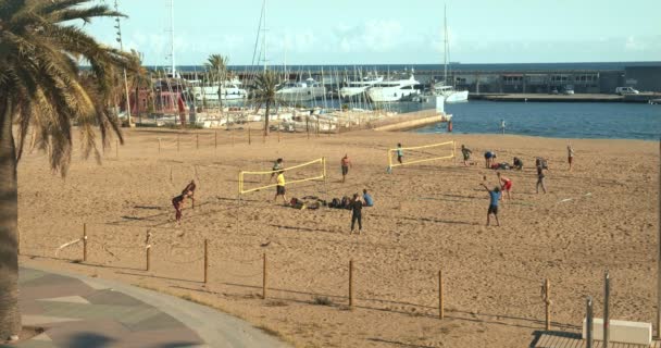 Βαρκελώνη στα τέλη του φθινοπώρου. Άνθρωποι που παίζουν μπιτς βόλεϊ στην παραλία — Αρχείο Βίντεο