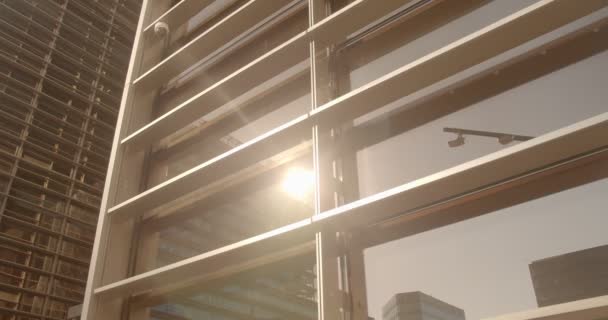 太陽はオフィスビルの窓から反射し — ストック動画