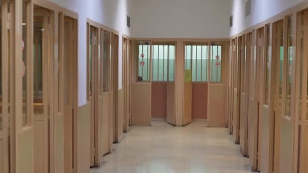 Koridor dengan bilik untuk pertemuan dengan tahanan di penjara. — Stok Video