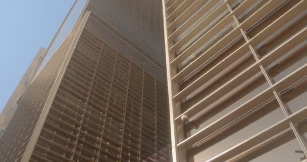 Высокое офисное здание. камера медленно движется вдоль стены офисного небоскреба — стоковое видео