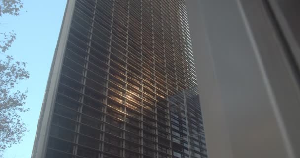 Odraz slunce na fasádě obchodního centra ve večerních hodinách. — Stock video