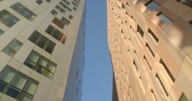Mavi gökyüzüne karşı güzel, uzun ofis binaları.