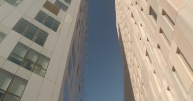 Açık mavi gökyüzüne karşı iki ofis gökdeleninin güzel üst manzarası. yavaş çekim