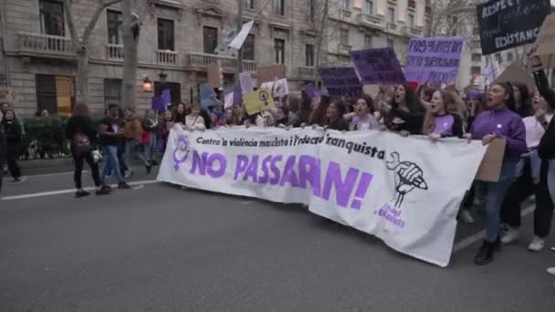 Gadis-gadis muda pada prosesi feminis sepanjang jalan kota. — Stok Video