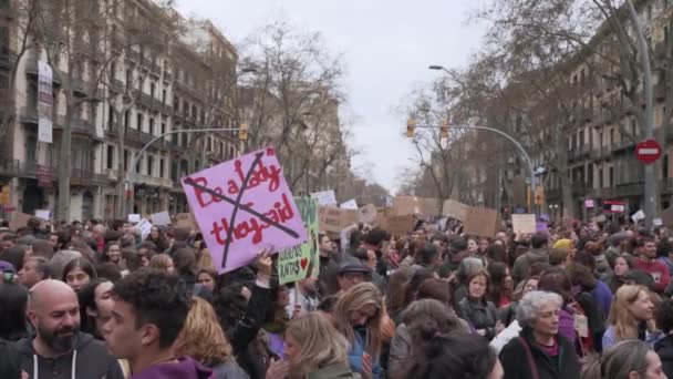 Wanita yang memegang tanda Jadilah wanita, kata mereka — Stok Video
